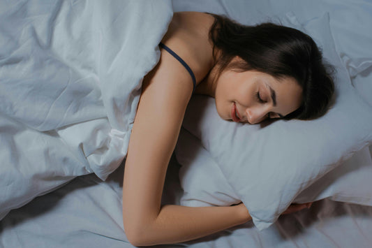 Pourquoi on dort mieux après l’amour ? (Explication scientifique + solutions concrètes)